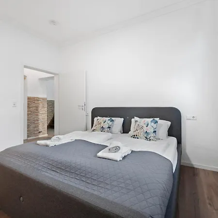 Backhome - Xl - Parkhaus - Fantastische Schlosslage - Smarttv - Waschmaschine - Netflix - 90qm - 24h Checkin- 6