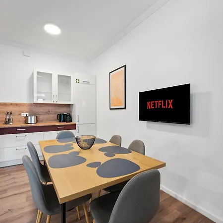 Backhome - Xl - Parkhaus - Fantastische Schlosslage - Smarttv - Waschmaschine - Netflix - 90qm - 24h Checkin- 6 Apartment Ludwigsburg